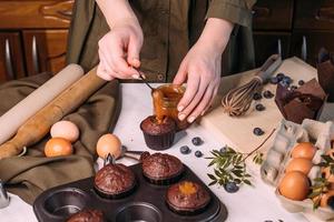 process att göra hemlagad choklad cupcake med grädde foto