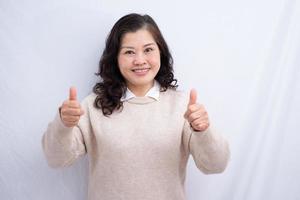 porträtt av senior asiatisk kvinna på vit bakgrund foto