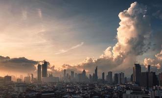 soluppgång över Bangkok stad med höga byggnader i affärsdistrikt och dramatisk himmel foto