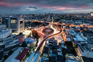 stadsbild av segermonument med biltrafik på rondellvägen i bangkok, thailand foto