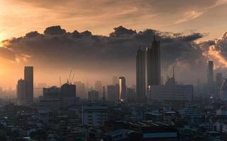 soluppgång över Bangkok city med höga byggnader i centrum och dramatisk himmel foto