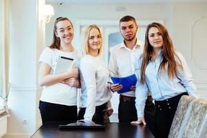 grupp studenter ser glada och ler foto