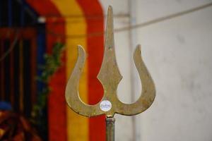 nära vy av shivas trishul hinduiska gud shiva symbol foto