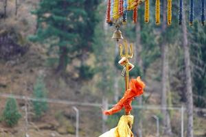 nära vy av shivas trishul hinduiska gud shiva symbol foto