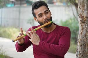 en man som spelar flöjt foto