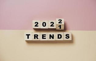 vändning av 2021 till 2022 på träkubblock med trendformulering för nyårsmodetrend och affärsförändringskoncept. foto