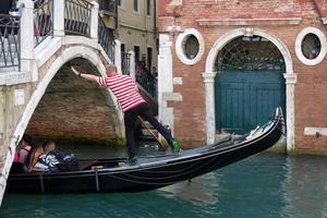 venice, veneto, Italien, 2014. gondolier bedriver sin handel foto