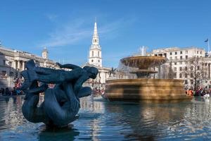 London, Storbritannien, 2015. Fontän på Trafalgar Square foto