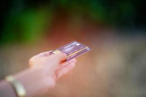 hand- och kreditkort, affärsverksamhet online och kontantlösa köp kreditkortsidéer för shopping foto