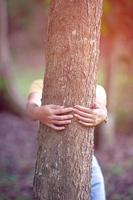 kvinna kramar träd träd älskare skog älskar natur kärlek träd kärlek koncept foto