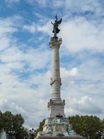 bordeaux, Frankrike, 2016. kolumn med en frihetsstaty som bryter sina kedjor ovanpå monumentet till girondinerna foto