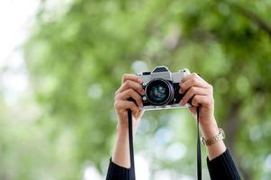 hand och kamera skott fotografi koncept med kopia utrymme foto