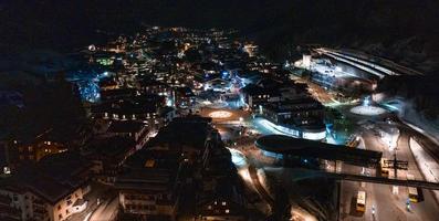 skidort staden st. anton am arlberg i Österrike på natten. foto