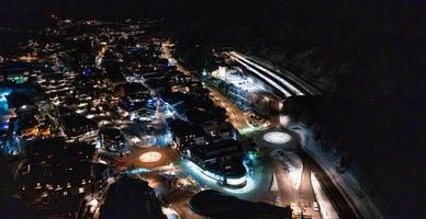 skidort staden st. anton am arlberg i Österrike på natten. foto