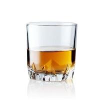 skotsk whisky i ett elegant glas på vit bakgrund med reflektioner. foto