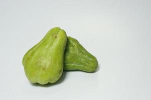 färsk chayote isolerad på vit bakgrund foto