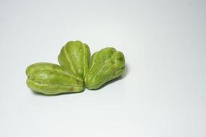 färsk chayote isolerad på vit bakgrund foto