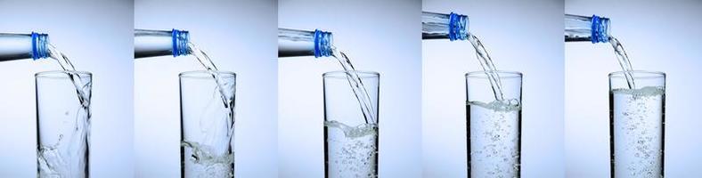 glaset fylls med vatten. vatten stänk samling på vit bakgrund. foto