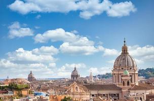 Rom stadsbild med blå himmel och moln, Italien foto