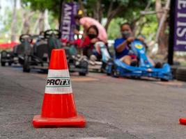 thailand, uttaradit, 2022-människor som kör gokart på amatistcafé foto