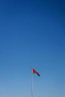 Vitrysslands flagga med blå himmel foto
