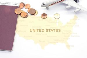 pass kompass och mynt på en amerikansk karta. affärsresekoncept foto
