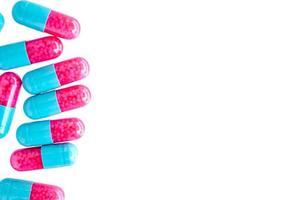 färgglada piller isolerad på vit bakgrund foto