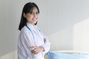 porträtt av ung kvinnlig läkare med stetoskop som arbetar på sjukhus, medicinsk och hälsovård koncept foto
