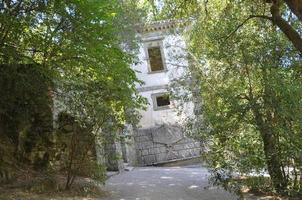 lutande hus vid den heliga lunden i Bomarzo foto