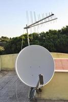 marksänd och satellit-tv-antenn foto