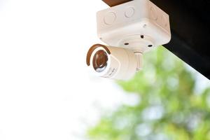 mini CCTV-kameror installerade på väggen utanför huset för att spela in och göra säkerhet hemma när husägaren vistades utanför, mjukt och selektivt fokus på CCTV-kameror. foto