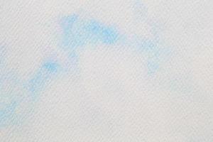 blå akvarell på vitt papper, abstrakt bakgrund foto