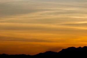 vacker himmel vid soluppgång naturlig bakgrund foto