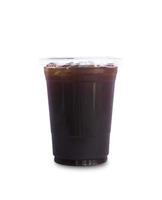 iced americano i en plastmugg isolerad på vit bakgrund. foto