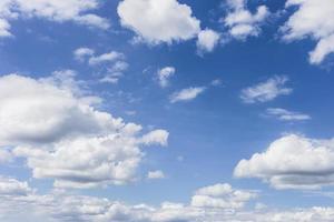 klarblå himmel med vanligt vitt moln med plats för textbakgrund. den stora blå himlen och molnen. blå himmel bakgrund med små moln natur. foto