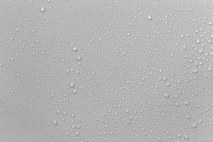 konceptet med regndroppar som faller på en grå bakgrund abstrakt våt vit yta med bubblor på ytan realistiska rena vattendroppar vattendroppar för kreativ bannerdesign foto