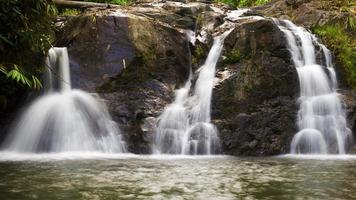 naturligt vattenfall dawna, karen state, myanmar foto