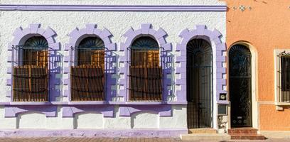 Mexiko, Mazatlan, färgglada gamla stadsgator i historiska stadskärnan foto