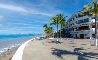 berömda strandpromenaden i Puerto Vallarta, el malecon, med utsikt över havet, stränder, natursköna hotell och stadsutsikt foto