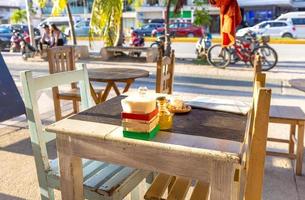 mexico, quintana roo, tulumkaféer i restauranger som serverar nationell mexikansk mat och skaldjur i den historiska stadskärnan som besöks av lokalbefolkningen och internationella turister foto