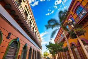 Mexiko, Mazatlan, färgglada gamla stadsgator i historiska stadskärnan foto