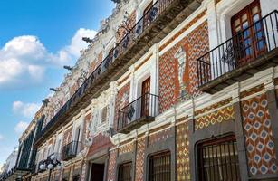 färgglada puebla gator och kolonial arkitektur i zocalo historiska stadskärna foto