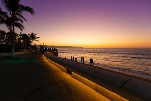 berömda puerto vallarta skulpturer på en naturskön strandpromenad el malecon, ett populärt turistmål foto