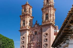 utsikt över kyrkan Santa prisca de taxco the parroquia de santa prisca i taxcos historiska stadskärna foto