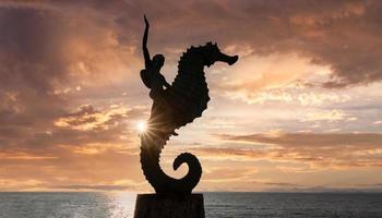 berömda strandpromenaden i Puerto Vallarta, el malecon, med utsikt över havet, stränder, natursköna hotell och stadsutsikt foto