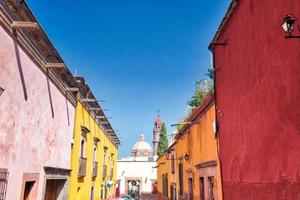 Mexiko, färgglada byggnader och gator i San Miguel de Allende i den historiska stadskärnan foto