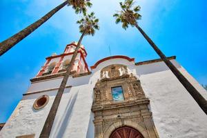 tlaquepaque natursköna kyrkor under en hög turistsäsong foto