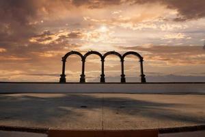 berömda strandpromenaden i Puerto Vallarta, el malecon, med utsikt över havet, stränder, natursköna hotell och stadsutsikt foto