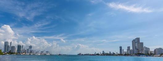 natursköna Cartagena bay bocagrande och stadens silhuett foto