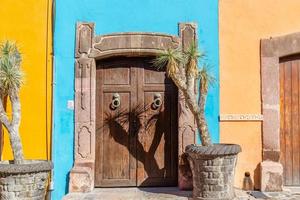 Mexiko, färgglada byggnader och gator i San Miguel de Allende i den historiska stadskärnan foto